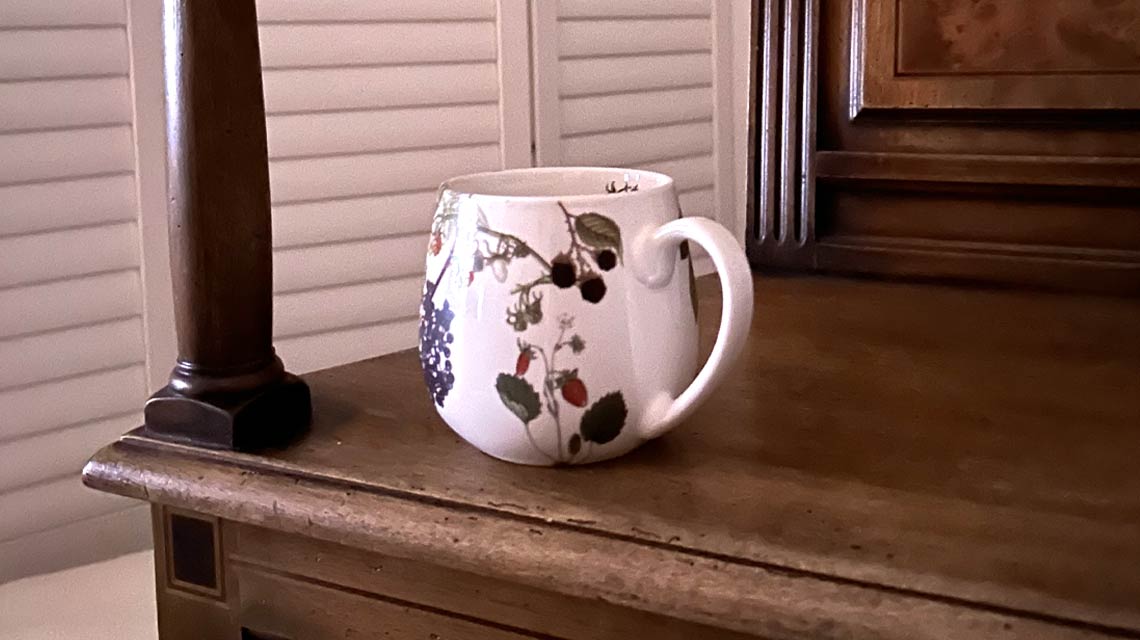 Eine Teetase steht auf einem Stuhl